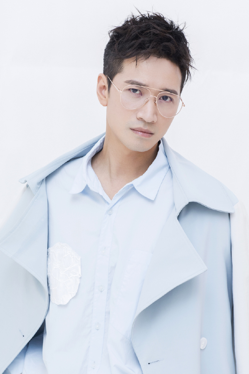  何晟铭 